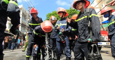 Lính cứu hỏa ngạt khí độc trong đám cháy tại Đà Nẵng