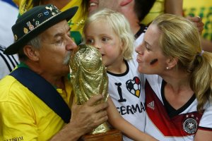 CĐV Brasil tặng cúp vô địch cho fan Đức: "Các bạn hoàn toàn xứng đáng"