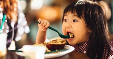 [Sống khỏe] Sai lầm phổ biến trong bữa tối gây nguy hại cho sức khỏe nghiêm trọng