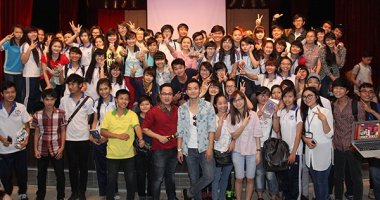 Sinh viên Đại Học Văn Hóa lấp kín khán đài buổi giao lưu cùng YAN