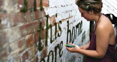 Độc đáo bí quyết vẽ "Graffiti rêu" cực thân thiện với môi trường