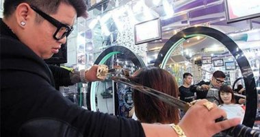 Thích thú với tài... cắt tóc bằng kiếm của nhà tạo mẫu tóc Việt