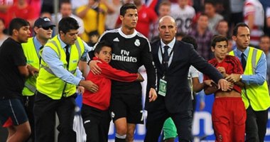 CĐV nhí “tấn công”, quyết không rời C.Ronaldo