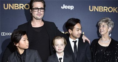 Cha con Brad Pitt bảnh bao trong buổi ra mắt phim của bà xã