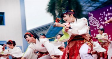 Giới trẻ tưng bừng "cầu may" trong lễ hội Nhật Bản Ake Ome