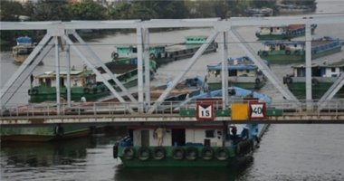 Tàu thuyền mạo hiểm chui qua cầu trăm tuổi ở Sài Gòn