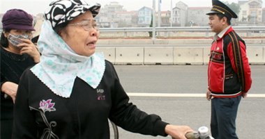 Người đi xe đạp khóc vì bị cấm qua cầu Nhật Tân