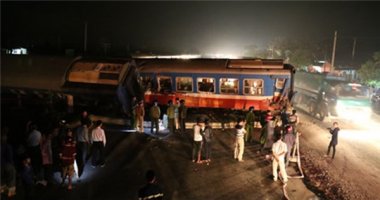 Tai nạn nghiêm trọng: Tàu hỏa đâm đứt đôi ôtô, nhiều toa trật khỏi đường ray