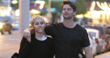 Miley Cyrus tình tứ với bạn trai dẹp tan tin đồn