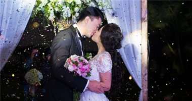 Ca nương Kiều Anh hôn chồng say đắm trong đám cưới ngôn tình