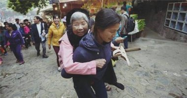 Cảm phục cô con dâu cõng mẹ đi lễ chùa Hương