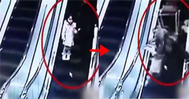 Kinh hoàng: 2 mẹ con bị xe giỏ hàng “đè bẹp” khi đi thang cuốn