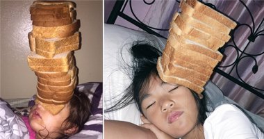 "Phát sốt" trào lưu xếp bánh mì lên mặt em gái đang ngủ để "trả thù"