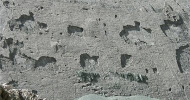 Dấu tích 5000 dấu chân khủng long trên vách đá dựng đứng