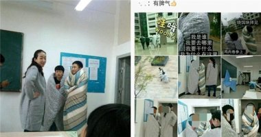 Hai nam sinh Trung Quốc chống lạnh bằng cách quấn chăn đến trường