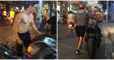 Anh chàng cởi trần khoe 6 múi, dắt xe "khủng" giữa đường phố Sài Gòn