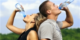 [Bạn biết chưa] Những thói quen uống nước có hại cho sức khỏe