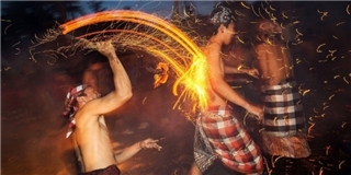 Lạ lùng lễ hội ném lửa truyền thống trên đảo Bali
