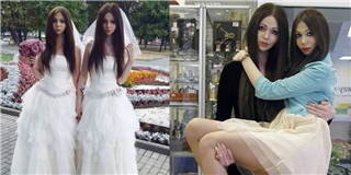 Lạ lùng cặp đôi cùng diện váy cô dâu trong ngày cưới giống hệt chị em song sinh