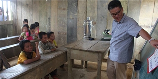 Giáo sư Ngô Bảo Châu đi dép tổ ong giảng bài cho trẻ vùng cao
