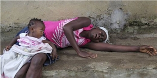 Rớt nước mắt bé gái liếm da mẹ đã chết vì Ebola để tìm sữa 