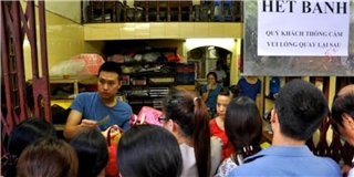 Người Hà Nội xếp hàng dưới lòng đường mua bánh trung thu