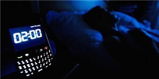 Sạc pin điện thoại trong phòng ngủ dễ gây béo phì