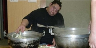 Cận cảnh bữa ăn khổng lồ của sumo Nhật