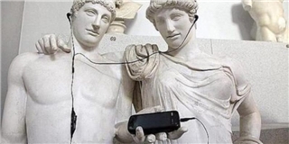 Khi du khách chụp hình “bá đạo” với các bức tượng