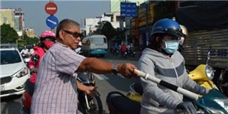 Người đàn ông 20 năm luôn xuất hiện ở những nơi kẹt xe giữa Sài Gòn