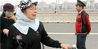 Người đi xe đạp khóc vì bị cấm qua cầu Nhật Tân