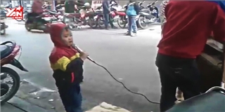 Xót xa em bé 4 tuổi hát rong giữa thời tiết lạnh giá