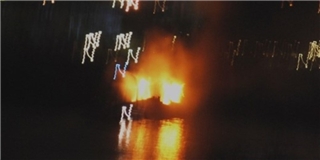 Tàu cá bốc cháy giữa sông Hàn lúc nửa đêm