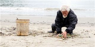 Cảm phục ông lão 70 tuổi nhặt rác ở biển Đà Nẵng
