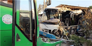 Hai xe khách đấu đầu ở Bình Thuận, 10 người tử vong