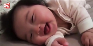Bé gái vừa ngủ vừa cười khiến cư dân mạng "sốt" rần rần