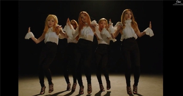 Red Velvet khiến fan phấn khích với MV mới đầy ma mị