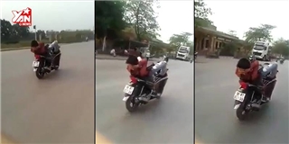 Kinh hoàng thanh niên nằm ngửa lái xe máy bằng chân trên đường quốc lộ