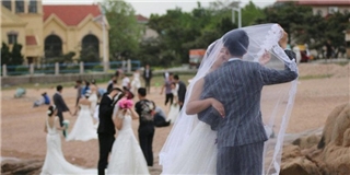 Các cặp đôi đổ xô đi chụp ảnh cưới trong ngày “Anh yêu em”