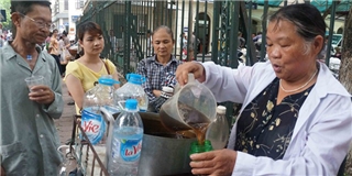 Hà Nội: Mát lòng với ly nước miễn phí của bà cụ U70 giữa trưa nắng