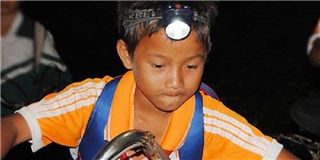 Rơi nước mắt trước cảnh học sinh đeo đèn pin băng rừng tới trường