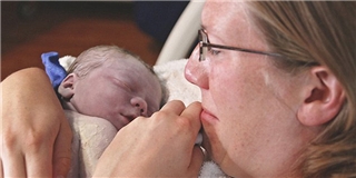 Hình ảnh “mẹ ôm bé chết lưu” lay động triệu trái tim cộng đồng mạng