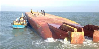 Tàu 2.000 tấn chìm trong đêm ở TP.HCM, 5 người mất tích