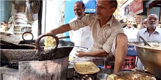 “Dị nhân” 60 tuổi dùng tay không đảo đồ ăn trong chảo dầu 200 độ