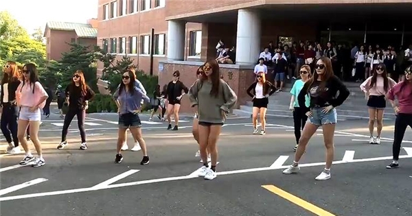 Màn flashmob theo "hit" Kpop cực đáng yêu của nữ sinh Hàn