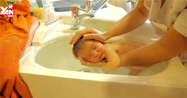 Nghệ thuật tắm em bé siêu dễ thương