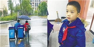 Cảm động cậu bé 7 tuổi che ô, kéo rác cho người lao công giữa trời mưa gió