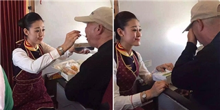 Nữ tiếp viên hàng không quỳ gối đút cơm cho cụ già gây xúc động mạnh