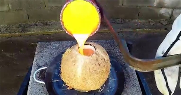 Phản ứng “bùng cháy” cực đã mắt khi đổ đồng nóng chảy vào dừa tươi