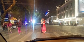 Các cặp đôi bất chấp nguy hiểm... lao ra giữa đường để chụp ảnh cưới
